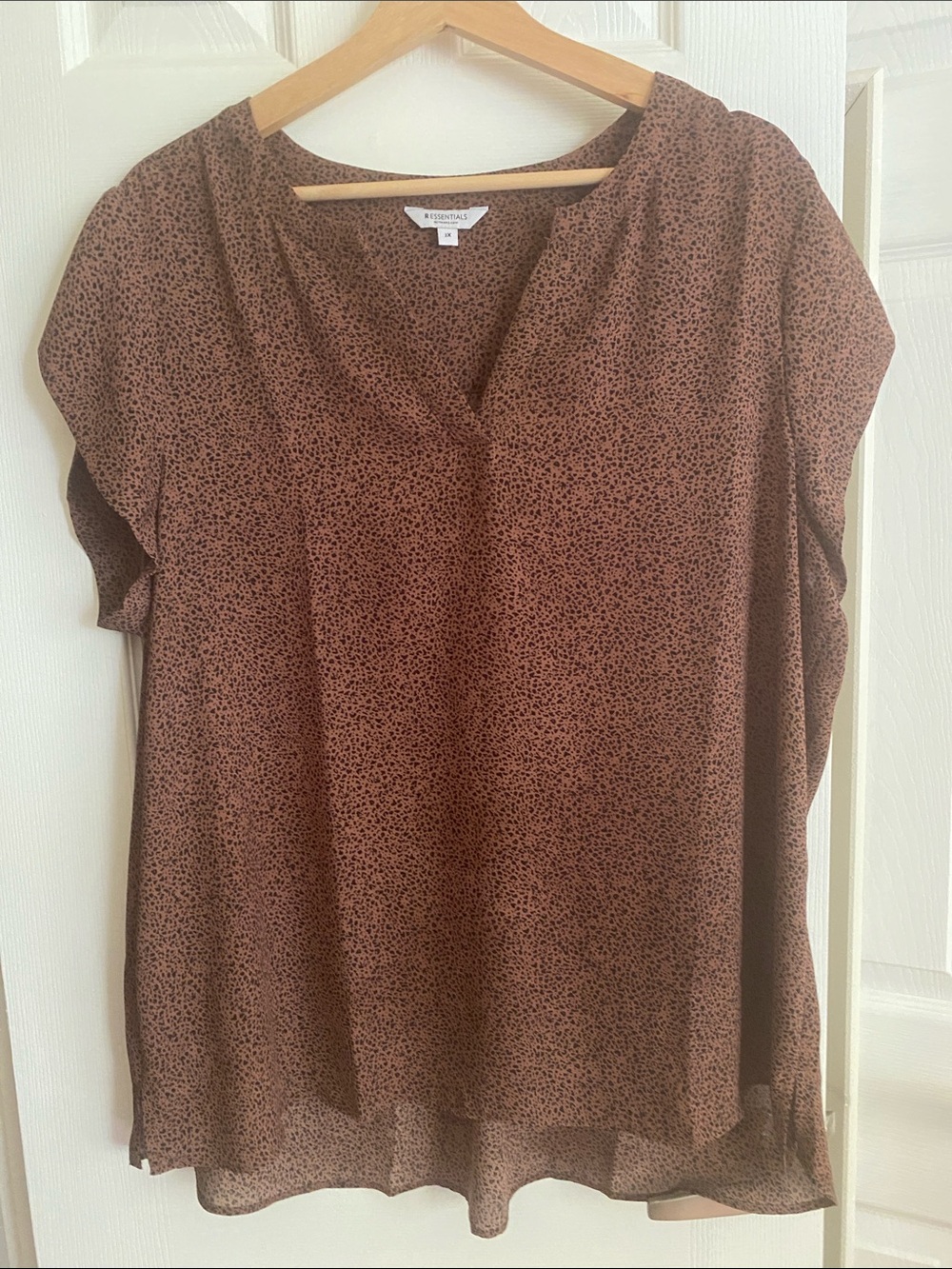 Reitmans Brown Microdot V-Neck Short Sleeve Blouse
